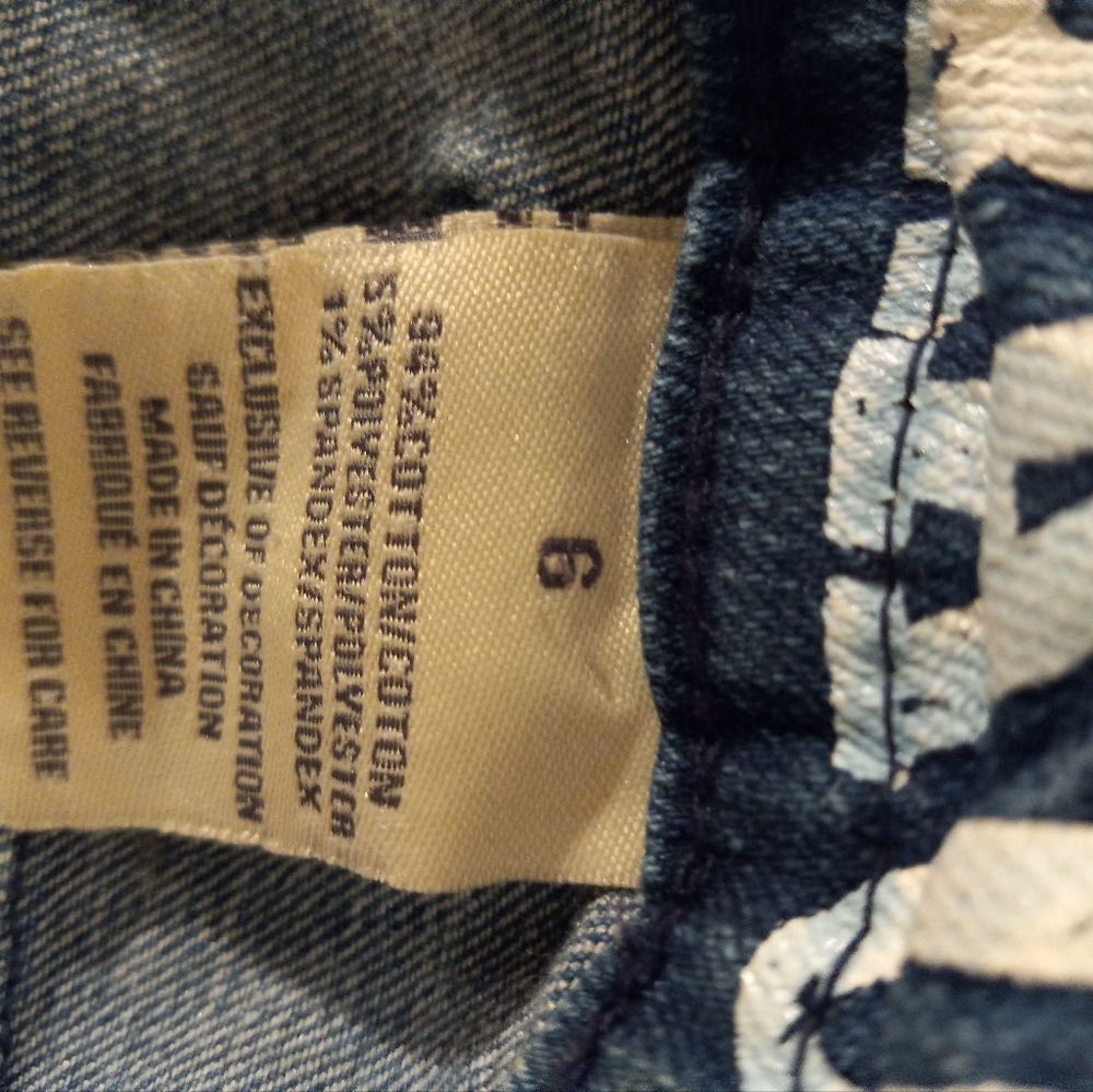 Embroidered Distressed Jeans - Picture 9 of 9